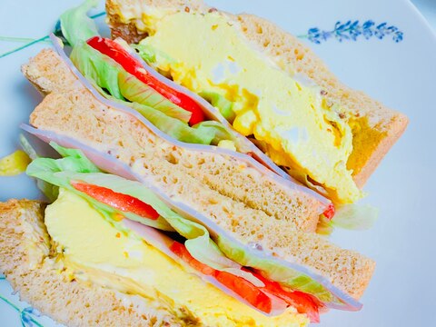 ボリュームたっぷり厚焼き卵を入れてのサンドイッチ